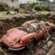 Crianças brincavam de cavar no jardim e acharam uma Ferrari Dino 246 GTS de 1974 enterrada no terreno, envolvida em plástico e preservada pela seca