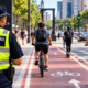 Bicicletas e patinetes elétricos entram na mira da fiscalização, e circular pela calçada ou ignorar os limites de velocidade pode trazer consequências para os condutores