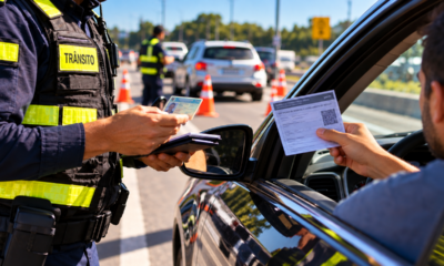 Motorista apresenta autorização para dirigir veículo de outra pessoa durante fiscalização, agente questiona a documentação e ele descobre quando esse documento é realmente exigido pela legislação