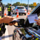 Motorista apresenta autorização para dirigir veículo de outra pessoa durante fiscalização, agente questiona a documentação e ele descobre quando esse documento é realmente exigido pela legislação