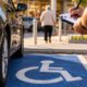 Dono de automóvel estaciona em uma vaga reservada para idosos porque pretende resolver um problema em poucos minutos, é surpreendido por um agente de trânsito e descobre que ocupar o espaço sem credencial pode gerar multa de R$ 293,47 e 7 pontos na CNH