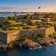 Construída no século XVII, a Fortaleza de Suomenlinna atravessou guerras, mudanças de domínio e transformações militares, deixou de funcionar como importante estrutura defensiva e continua como um dos conjuntos históricos mais conhecidos da Finlândia, com muralhas costeiras, túneis e uma história ligada à disputa pelo controle do mar Báltico
