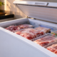 Família instala freezer horizontal de 300 litros para armazenar alimentos e descobre como a temperatura ambiente, a vedação da tampa e a frequência de abertura interferem no consumo de eletricidade