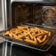 Adeus, micro-ondas tradicional: um novo aparelho multifuncional está ganhando espaço nas cozinhas e promete aquecer alimentos sem perder a crocância e a textura original