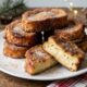 Chefs de cozinha explicam: para a rabanada de Natal ficar dourada por fora e macia por dentro, não deixe o pão mergulhado no leite por muito tempo, mas umedeça sem encharcar