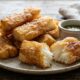 Chefs de cozinha afirmam: para a mandioca ficar crocante por fora e macia por dentro, não coloque os pedaços diretamente no óleo quente, mas cozinhe até ficarem macios antes de fritar