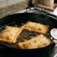 Chefs de cozinha afirmam: para o pastel não ficar encharcado, não frite em óleo morno, mas espere chegar perto de 180 °C e coloque no máximo três de cada vez