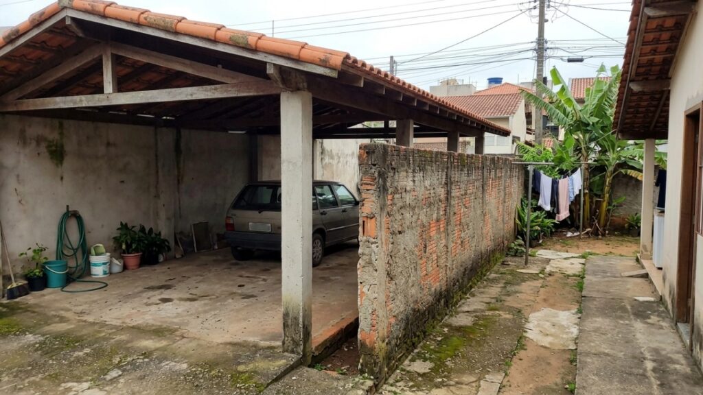 Morador aumenta o telhado da garagem até a divisa e descobre que o beiral não pode simplesmente avançar sobre o quintal do vizinho só porque está acima do muro