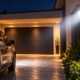 Dono de casa instala refletores com sensores de movimento na garagem para melhorar a segurança durante a noite e descobre como a altura da instalação, o alcance dos sensores e a resistência à chuva fazem diferença no funcionamento do sistema