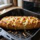 Nem forno, nem churrasqueira: esse pão de alho na airfryer fica douradinho por fora, cremoso por dentro e é perfeito para um lanche rápido