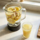 Gengibre e limão no liquidificador antes do café da manhã: para que serve e por que nutricionistas recomendam a combinação