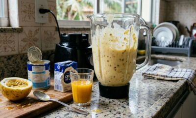 Misture 395 g de leite condensado, 200 g de creme de leite e 200 ml de suco de maracujá para preparar uma sobremesa cremosa sem forno ​