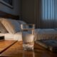 O hábito de deixar água e sal no quarto intriga muita gente