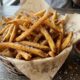 Chefs de cozinha afirmam: “Se você quer uma batata frita crocante como a do McDonald's, experimente deixar os palitos de molho em água fria e fritar em duas etapas para melhorar a textura”