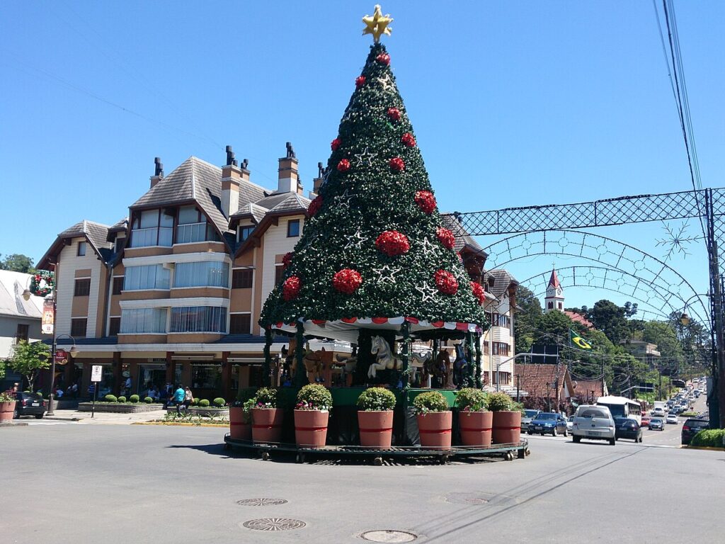 Parece cenário de filme, mas é no Brasil: a cidade da Serra Gaúcha que fica 88 dias iluminada e abre o Natal em outubro