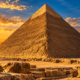 Construída há mais de 4.500 anos, a Grande Pirâmide de Gizé atravessou o surgimento e a queda de civilizações, enfrentou terremotos e mudanças no Egito e ainda impressiona o mundo com sua engenharia monumental