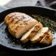 Chefs de cozinha afirmam: “Para o peito de frango ficar suculento e não ressecar na frigideira, não deixe a carne cozinhar por tempo demais, mas retire do fogo assim que atingir o ponto correto”