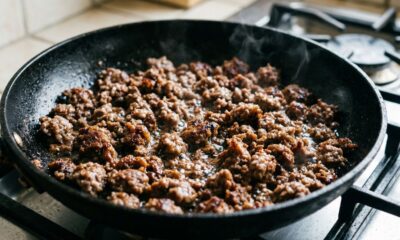 Você prepara carne moída do jeito errado: entenda a técnica de parar de mexer capaz de transformar uma receita simples em um prato muito mais saboroso