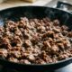 Você prepara carne moída do jeito errado: entenda a técnica de parar de mexer capaz de transformar uma receita simples em um prato muito mais saboroso