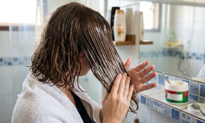 Especialistas em coloração concordam: se o cabelo colorido estiver com aspecto de palha depois dos 50, não é apenas por causa da química, mas também pela perda de hidratação dos fios, e “usar produtos nutritivos pode fazer diferença”