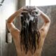 Cabeleireiros concordam: lavar o cabelo todos os dias pode ser desnecessário, mas ficar uma semana sem lavar também não é o ideal; veja qual é a frequência certa para cada tipo de fio