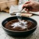 Misturar borra de café seca com bicarbonato e deixar num pote aberto: para que serve esse truque caseiro que acaba com o cheiro da geladeira usando o que iria para o lixo
