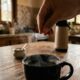 Colocar uma pitada de sal no café: para que serve esse truque pouco conhecido e por que cientistas recomendam