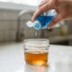 Colocar vinagre de maçã com uma gota de detergente em um pote: para que serve e como a armadilha caseira ajuda a reduzir as mosquinhas de fruta na cozinha