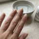 Deixar as unhas de molho em água morna com água oxigenada 10 volumes: para que serve a mistura e por que 10 minutos podem ajudar a clarear as unhas amareladas pelo esmalte