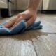 Morador coloca piso vinílico na cozinha para renovar sem quebradeira e descobre por que o material não pode ficar com água empoçada nem muito perto do calor do fogão