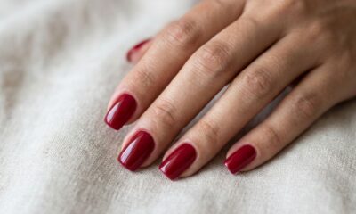Manicures concordam: para o esmalte durar mais, não passe uma camada grossa, mas várias camadas finas, esperando secar entre uma e outra