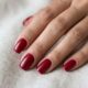 Manicures concordam: para o esmalte durar mais, não passe uma camada grossa, mas várias camadas finas, esperando secar entre uma e outra