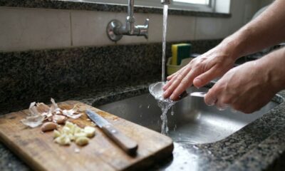 Nem sabão, nem perfume: o truque simples que ajuda a eliminar o cheiro de alho das mãos depois de cozinhar e surpreende pela facilidade