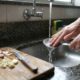 Nem sabão, nem perfume: o truque simples que ajuda a eliminar o cheiro de alho das mãos depois de cozinhar e surpreende pela facilidade