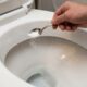 Colocar sal no vaso sanitário à noite antes de dormir: para que serve o truque e por que algumas pessoas recomendam repetir toda semana