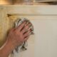 Adeus, gordura grudada nos armários da cozinha: um truque com um produto que todo mundo tem em casa pode ajudar a remover a sujeira sem danificar os móveis