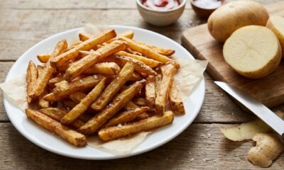 Chefs de cozinha afirmam: para a batata frita ficar sequinha e crocante, não coloque os palitos molhados no óleo quente, mas retire toda a umidade antes de começar a fritura