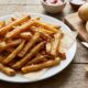 Chefs de cozinha afirmam: para a batata frita ficar sequinha e crocante, não coloque os palitos molhados no óleo quente, mas retire toda a umidade antes de começar a fritura