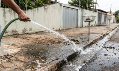 Moradora lavava a calçada com mangueira todo sábado até descobrir que usar água potável dessa forma pode ser proibido e até gerar multa em algumas cidades