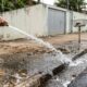 Moradora lavava a calçada com mangueira todo sábado até descobrir que usar água potável dessa forma pode ser proibido e até gerar multa em algumas cidades