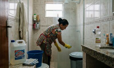 Márcia, diarista: vinagre e água sanitária não devem ser misturados na limpeza do banheiro, mas sim usados em dias separados