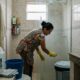 Márcia, diarista: vinagre e água sanitária não devem ser misturados na limpeza do banheiro, mas sim usados em dias separados