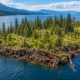 Uma ilha coberta de árvores aparece em um enorme lago no Canadá, desaparece e ressurge 30 quilômetros depois