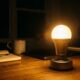 O dispositivo de R$ 35 que acende automaticamente quando falta luz na rua e acaba com a escuridão dentro de casa sem precisar de velas