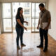 Imobiliária retém caução de R$ 5 mil por piso desgastado em 5 anos de uso e Justiça obriga a devolução integral do valor corrigido