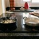 Morador instala um cooktop de indução para modernizar a cozinha e descobre que as panelas que usava há anos simplesmente não funcionam no aparelho
