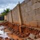 Homem manda construir muro de 28 metros para proteger sua propriedade, mas só descobre o problema depois da primeira chuva, quando percebe que a estrutura foi erguida inclinada para o terreno do vizinho
