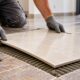 Pedreiro ensina como renovar um piso antigo sem retirar todas as peças e explica os cuidados com a preparação da superfície, o nivelamento e a aderência para evitar que o revestimento novo comece a soltar depois da reforma