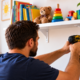 Pai fixa prateleira de brinquedos na parede de drywall e um pedreiro explica por que ela pode vir abaixo com o peso
