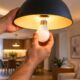 Família substitui as lâmpadas comuns por modelos de LED durante a reforma da casa e descobre como a iluminação escolhida, as horas de uso e a potência das lâmpadas podem alterar o conforto dos ambientes